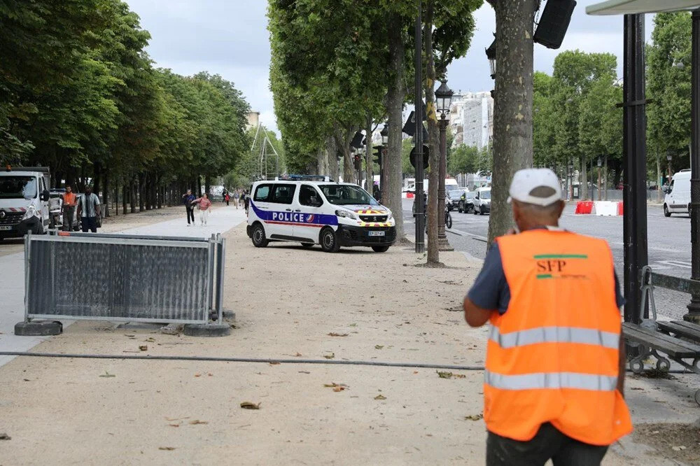 Paris'in en işlek caddesi: Turist yerine demir bariyer!