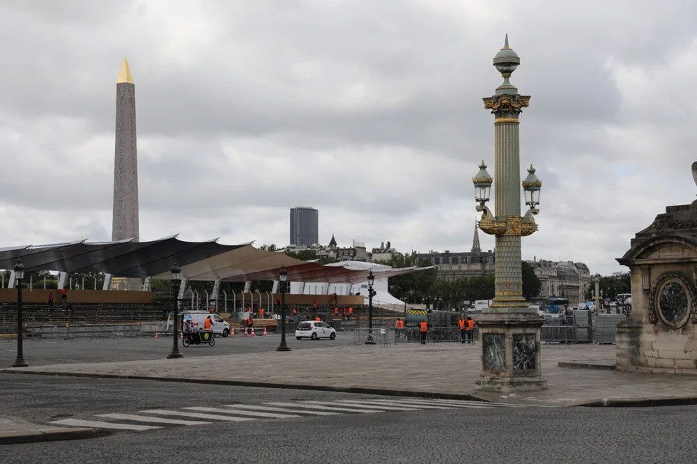 Paris'in en işlek caddesi: Turist yerine demir bariyer!