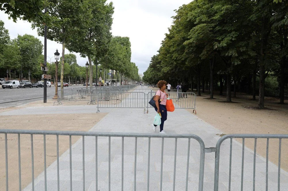 Paris'in en işlek caddesi: Turist yerine demir bariyer!