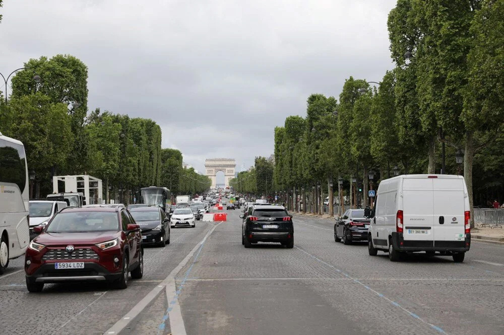 Paris'in en işlek caddesi: Turist yerine demir bariyer!