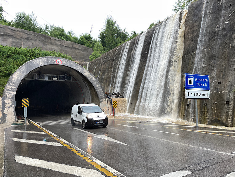 İş makineleriyle kurtarma operasyonu