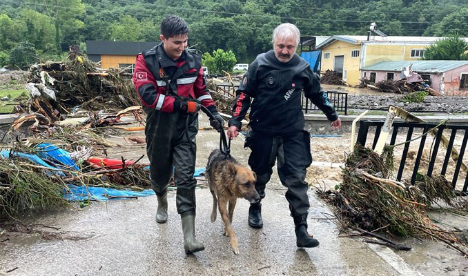 İş makineleriyle kurtarma operasyonu