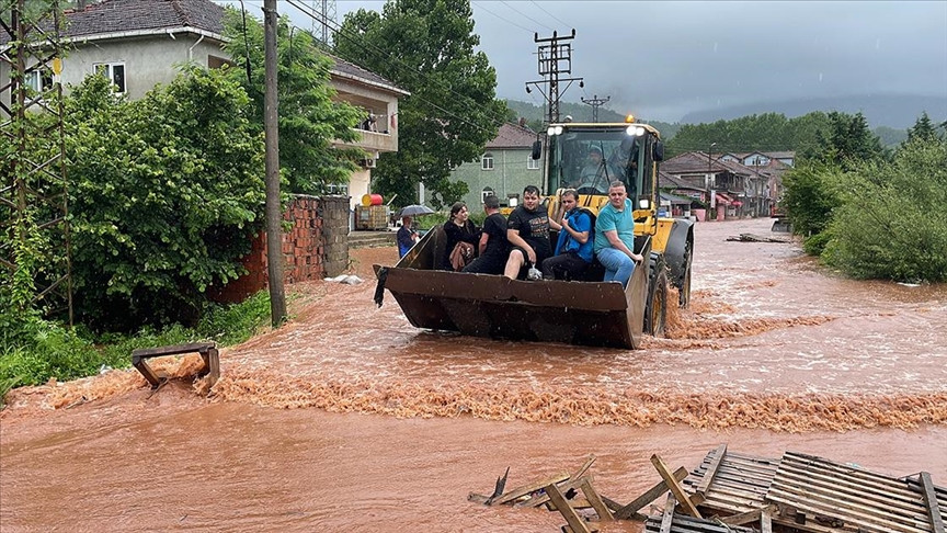 İş makineleriyle kurtarma operasyonu