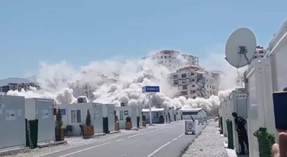 Malatya'da yıkım sürüyor: Saniyeler içinde yerle bir oldu!