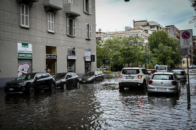 İtalya'da bir yanda yangın bir yanda sel! 