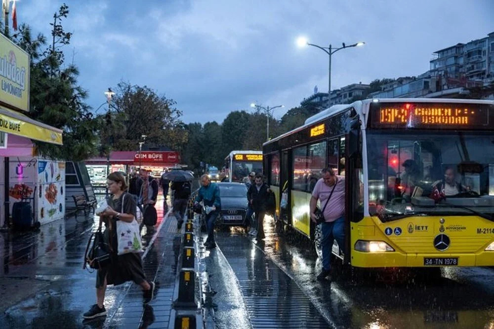 İstanbul'u yine sağanak vurdu: Kapalıçarşı ve Tahtakale'yi su bastı!