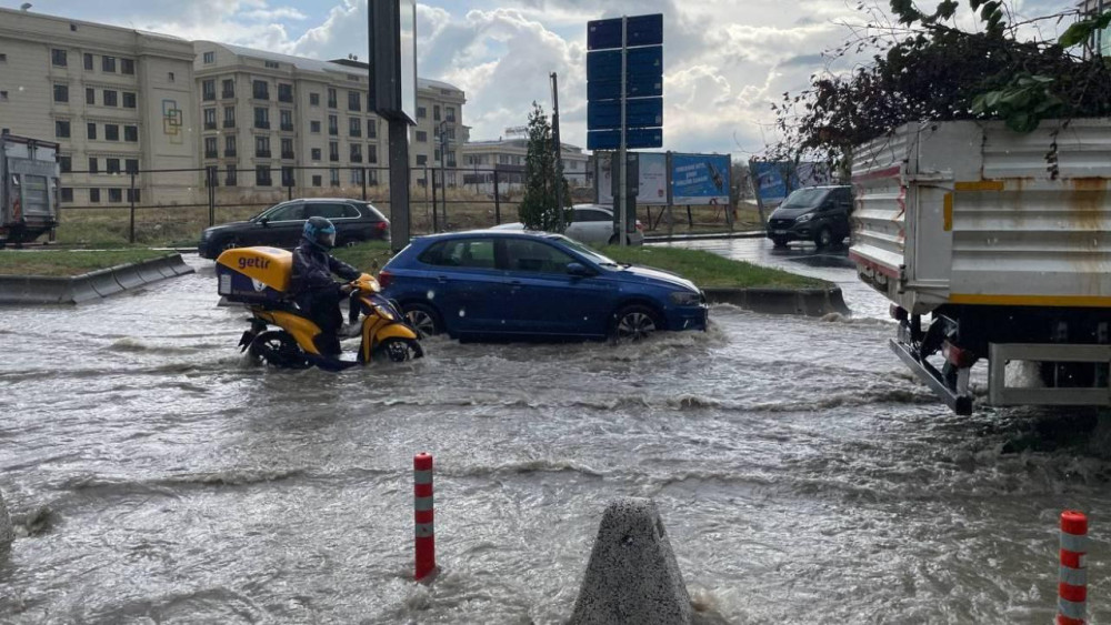 İstanbul'u yine sağanak vurdu: Kapalıçarşı ve Tahtakale'yi su bastı!