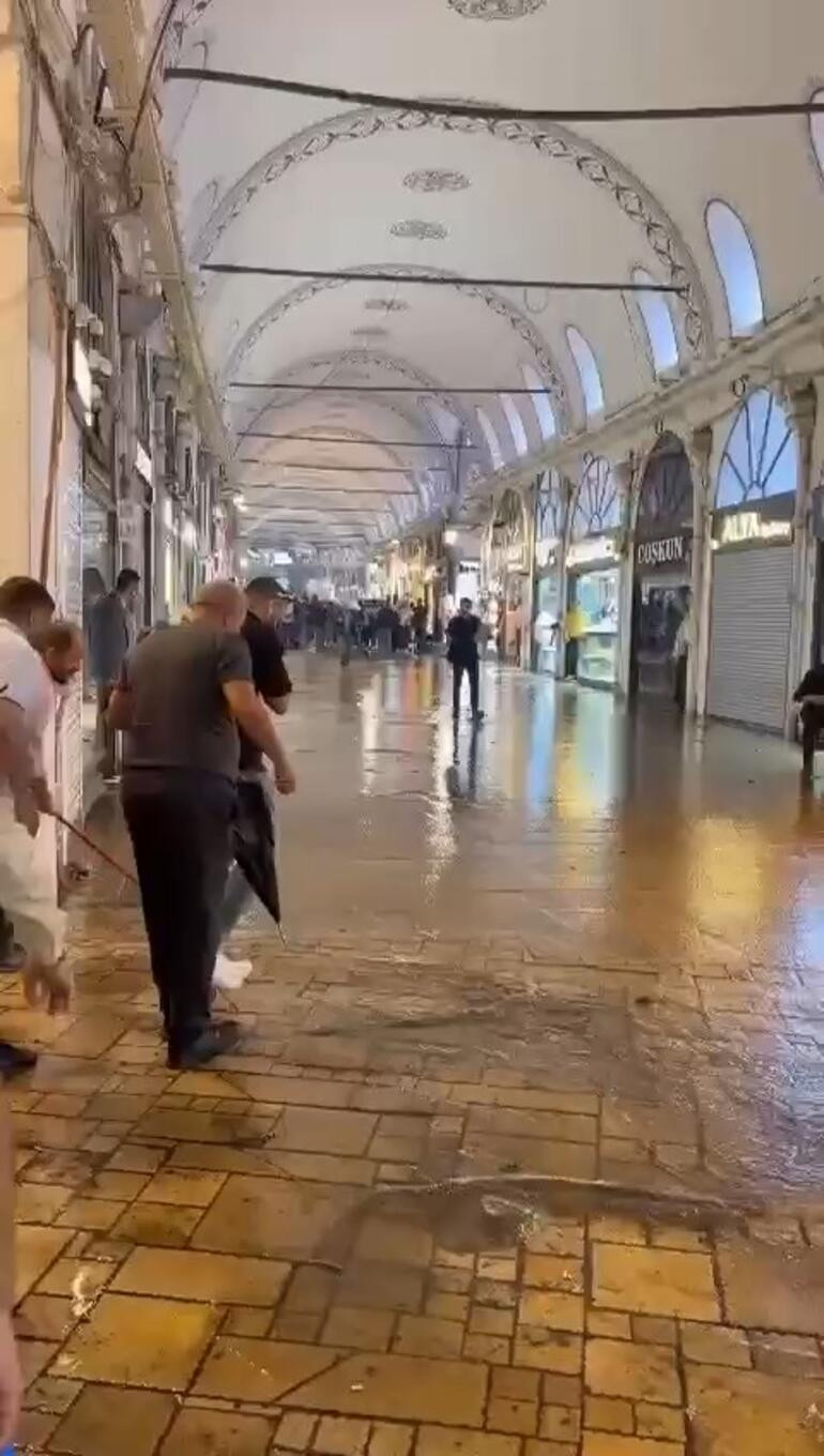 İstanbul'u yine sağanak vurdu: Kapalıçarşı ve Tahtakale'yi su bastı!