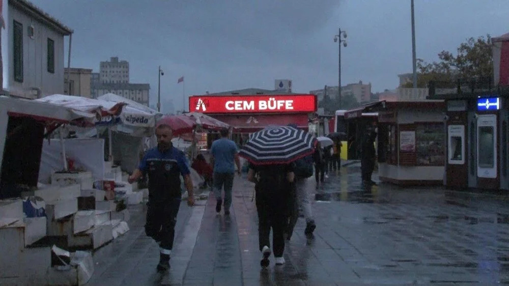 İstanbul'u yine sağanak vurdu: Kapalıçarşı ve Tahtakale'yi su bastı!