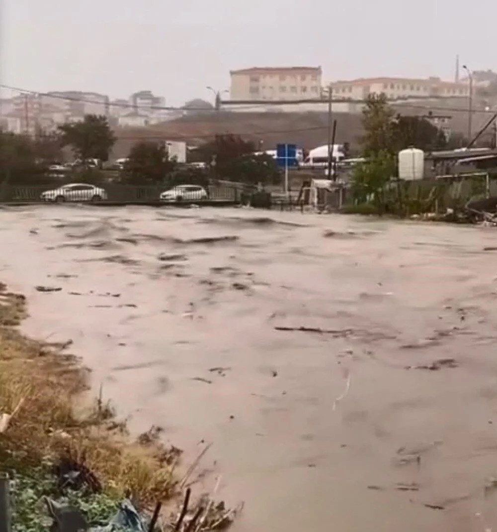 İstanbul'u yine sağanak vurdu: Kapalıçarşı ve Tahtakale'yi su bastı!