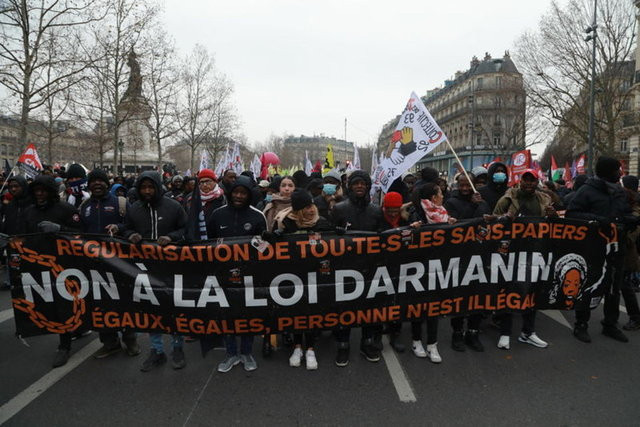 Tartışmalı göç yasası: Paris'te binlerce kişi sokakta!