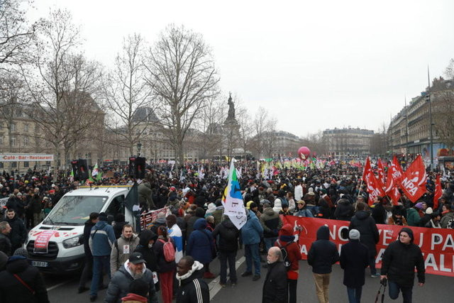 Tartışmalı göç yasası: Paris'te binlerce kişi sokakta!