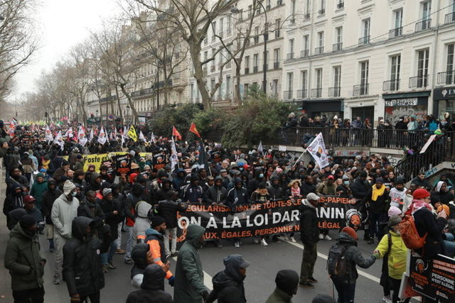 Tartışmalı göç yasası: Paris'te binlerce kişi sokakta!