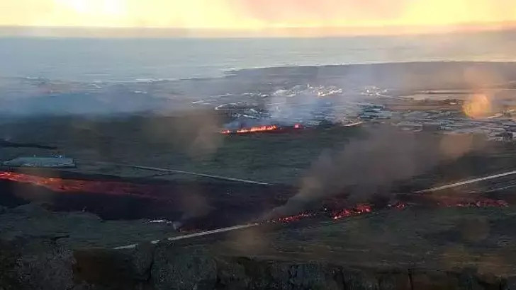 İzlanda cehennemi yaşıyor: Lavlar şehir merkezine ulaştı!