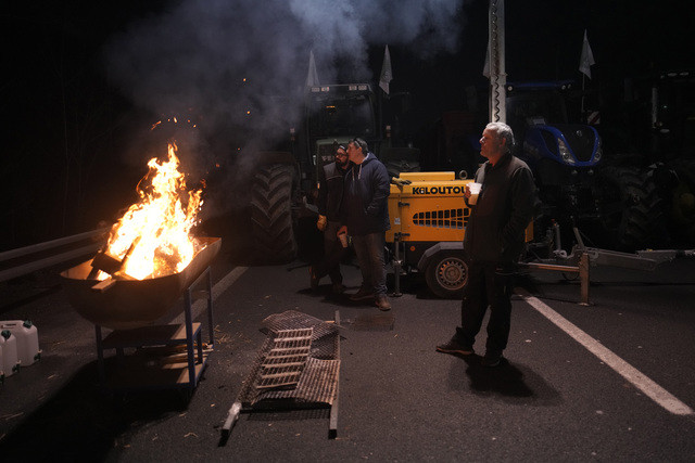 Fransız çiftçilerin protestosu sürüyor: Paris'i kuşatma eylemi!