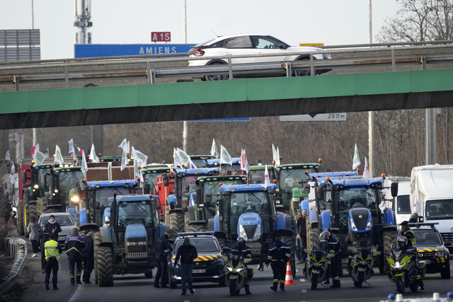 Fransız çiftçilerin protestosu sürüyor: Paris'i kuşatma eylemi!