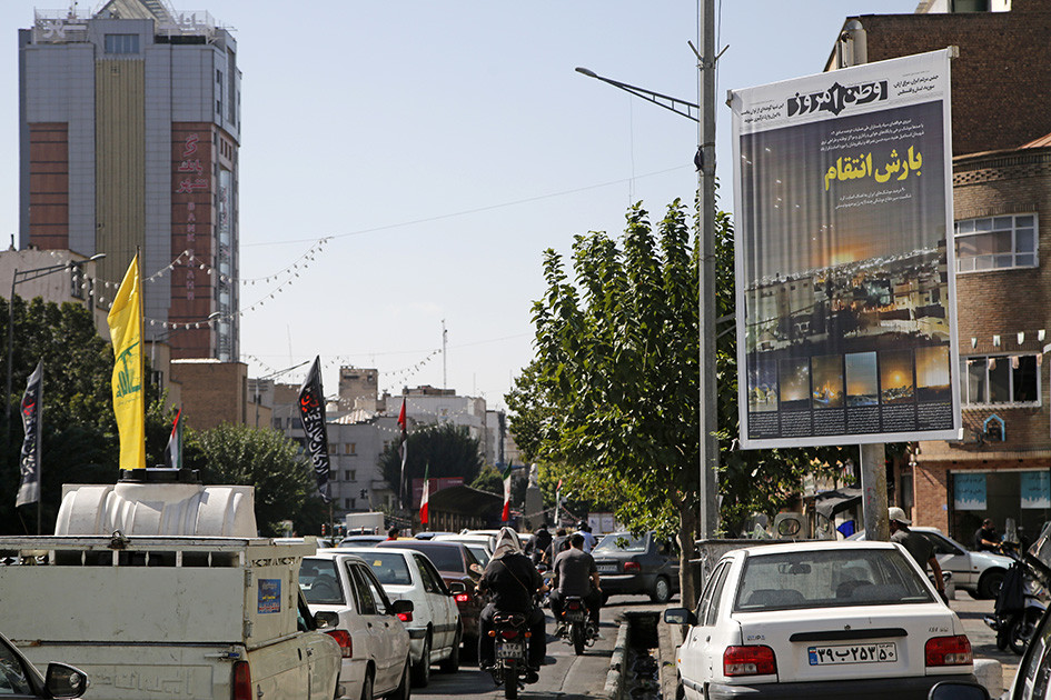 İran'da İsrail'e yönelik füze saldırılarının afişleri asıldı!