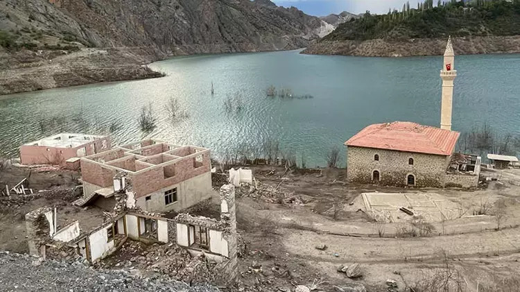 Yusufeli Barajı'nda sular çekildi... Eski köyler gün yüzüne çıktı!