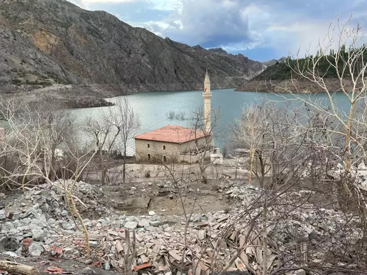 Yusufeli Barajı'nda sular çekildi... Eski köyler gün yüzüne çıktı!