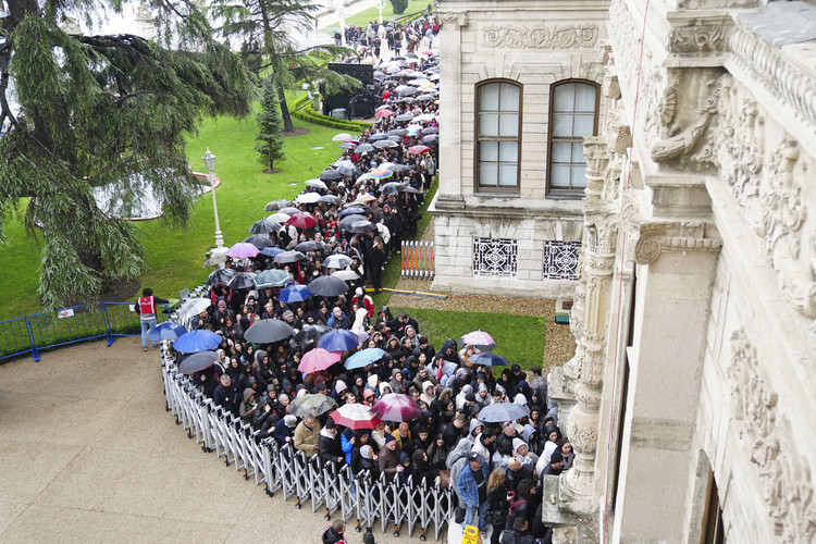 Yağmura rağmen İstanbullular Dolmabahçe'ye akın etti!