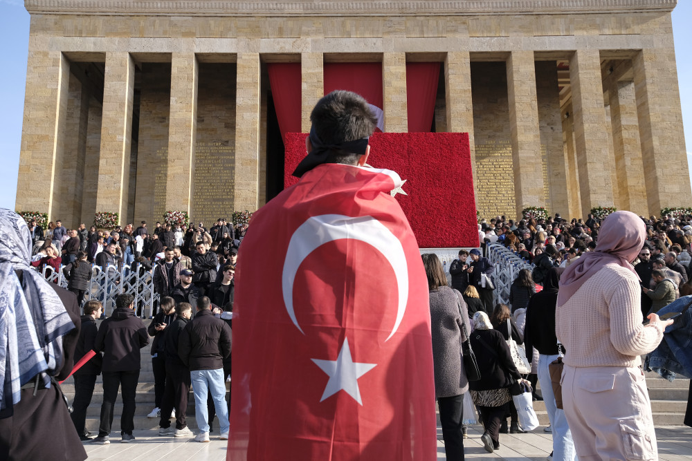 Türk milleti Ata'sına koştu