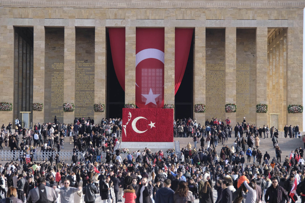 Türk milleti Ata'sına koştu