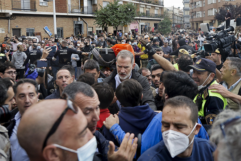 İspanya Kralı 6. Felipe ve Başbakan Sanchez'e çamurlu protesto!