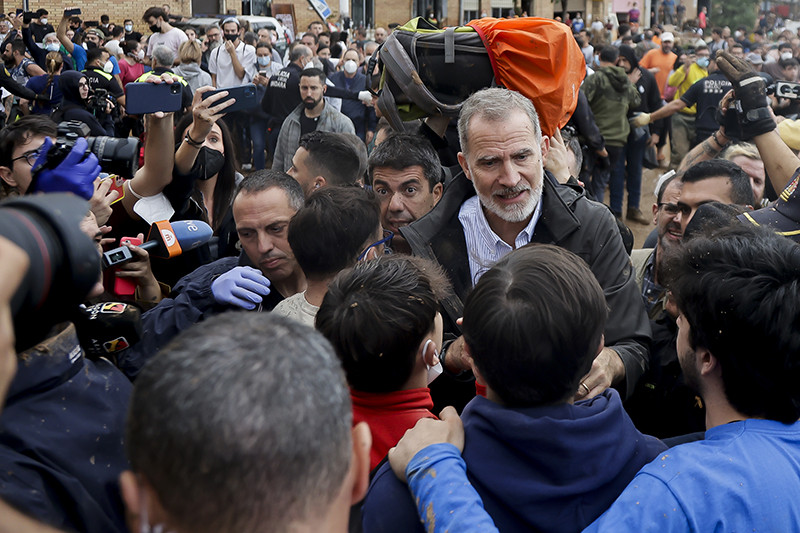 İspanya Kralı 6. Felipe ve Başbakan Sanchez'e çamurlu protesto!