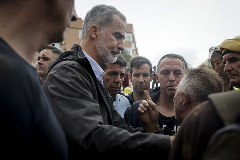 İspanya Kralı 6. Felipe ve Başbakan Sanchez'e çamurlu protesto!