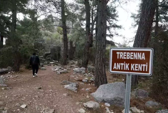 Define avcılarından antik kentte 'dedektörlü' talan