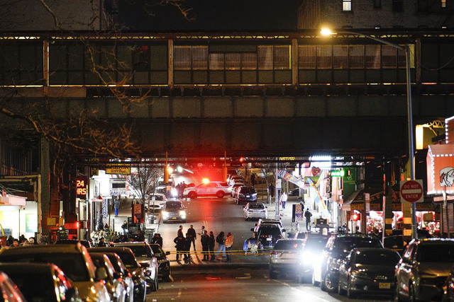 New York'ta metrosunda silahlı çatışma: Ölü ve yaralılar var!