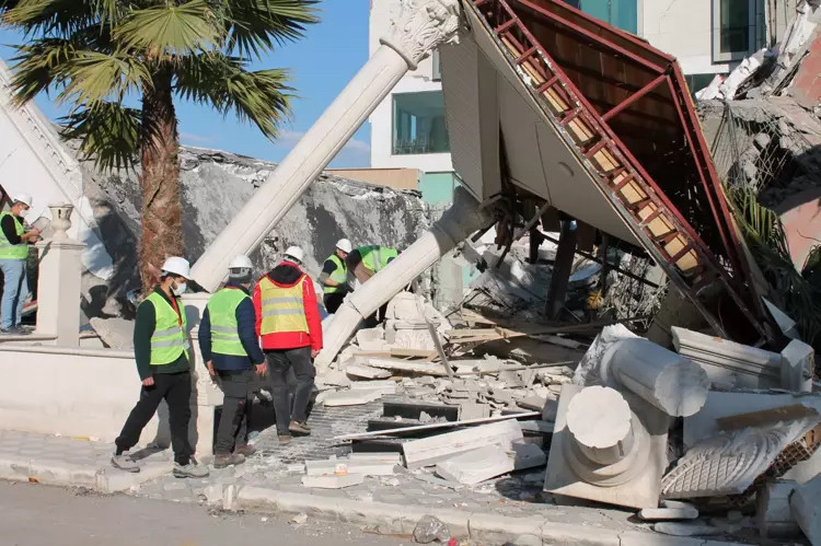 Hatay'da yıkılan binalarda etriye demiri eksikliği tespit edildi