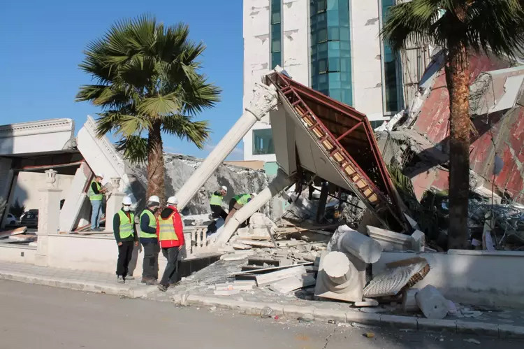 Hatay'da yıkılan binalarda etriye demiri eksikliği tespit edildi