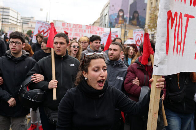 Yunanistan'da bu kez öğrenciler ve eğitmenler sokakta!