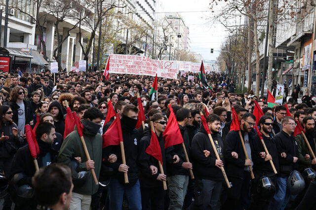 Yunanistan'da bu kez öğrenciler ve eğitmenler sokakta!