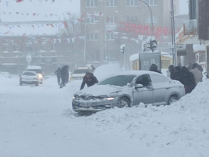 55 yıllık kar rekorunu kıran şehir: Kentte kayak yaptılar!