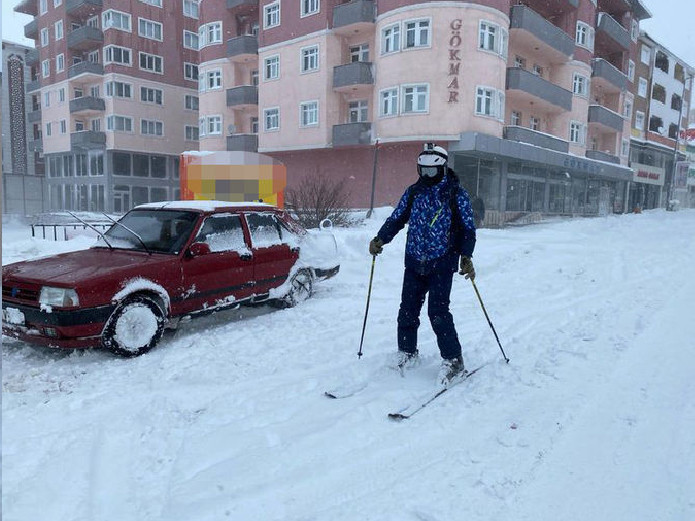 55 yıllık kar rekorunu kıran şehir: Kentte kayak yaptılar!