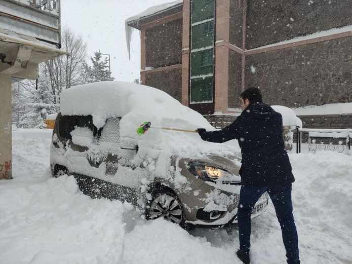 55 yıllık kar rekorunu kıran şehir: Kentte kayak yaptılar!