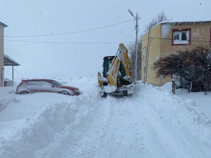 55 yıllık kar rekorunu kıran şehir: Kentte kayak yaptılar!