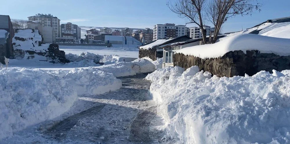 Son 55 yılın en yoğun kar yağışı: Evler kara gömüldü!