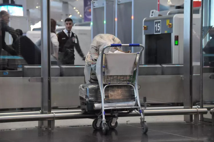 Terminal filmi İstanbul'da gerçek oldu: İki aydır havalimanında kalıyor!