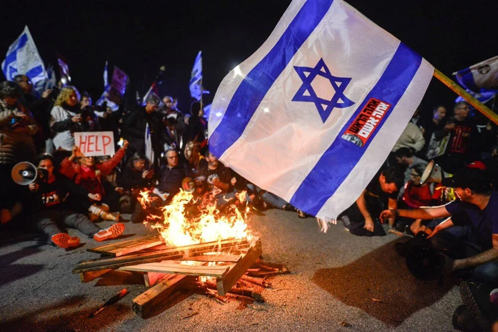 Esirlerin yakını toplandı: Netanyahu'nun evinin önünde protesto!