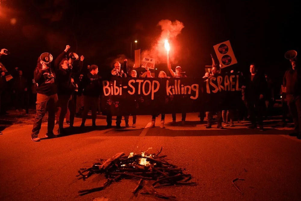 Esirlerin yakını toplandı: Netanyahu'nun evinin önünde protesto!