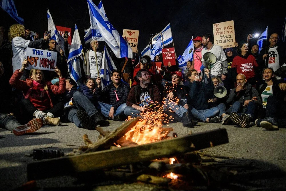 Esirlerin yakını toplandı: Netanyahu'nun evinin önünde protesto!