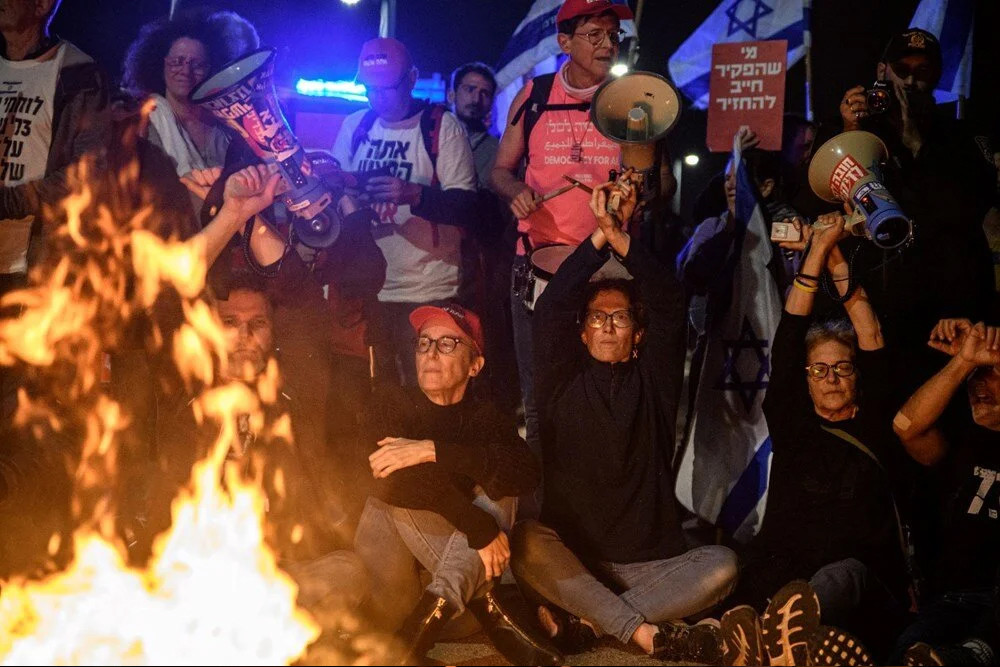 Esirlerin yakını toplandı: Netanyahu'nun evinin önünde protesto!