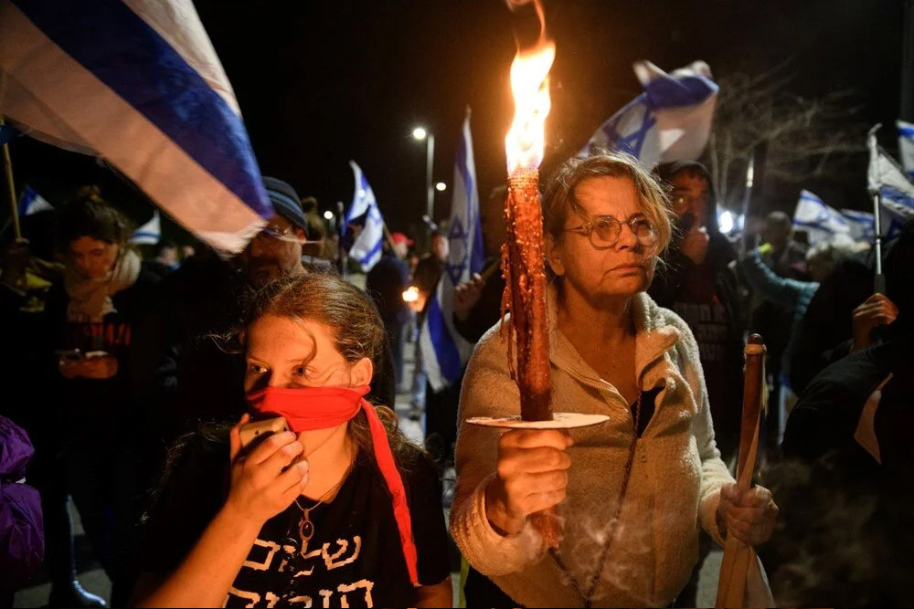 Esirlerin yakını toplandı: Netanyahu'nun evinin önünde protesto!