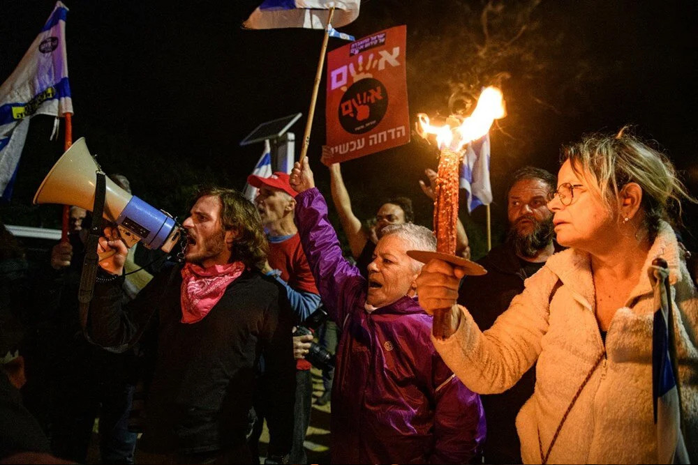 Esirlerin yakını toplandı: Netanyahu'nun evinin önünde protesto!