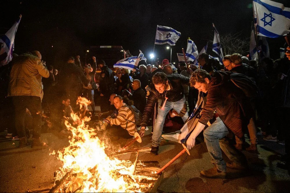 Esirlerin yakını toplandı: Netanyahu'nun evinin önünde protesto!