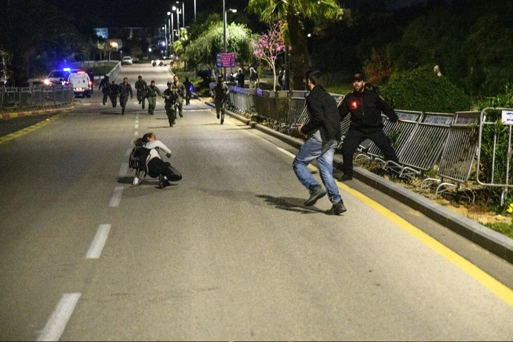 Esirlerin yakını toplandı: Netanyahu'nun evinin önünde protesto!