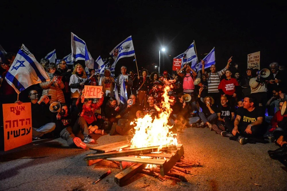 Esirlerin yakını toplandı: Netanyahu'nun evinin önünde protesto!